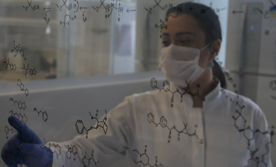 O Laboratório de Química Forense da Polícia Científica do Paraná participou da 4ª edição do Ensaio de Proficiência (EP) em Drogas, organizado pelo Instituto Nacional de Metrologia, Qualidade e Tecnologia (Inmetro), e obteve 100% de acerto na identificação das substâncias analisadas. Os testes têm como objetivo promover a melhoria dos procedimentos e a qualidade dos serviços prestados pelos laboratórios forenses que atuam na análise de drogas brutas e no auxílio à justiça criminal. O Programa de Ensaio de P