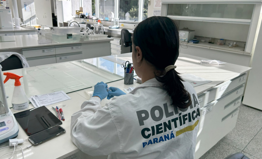 O Laboratório de Química Forense da Polícia Científica do Paraná participou da 4ª edição do Ensaio de Proficiência (EP) em Drogas, organizado pelo Instituto Nacional de Metrologia, Qualidade e Tecnologia (Inmetro), e obteve 100% de acerto na identificação das substâncias analisadas. Os testes têm como objetivo promover a melhoria dos procedimentos e a qualidade dos serviços prestados pelos laboratórios forenses que atuam na análise de drogas brutas e no auxílio à justiça criminal. O Programa de Ensaio de P