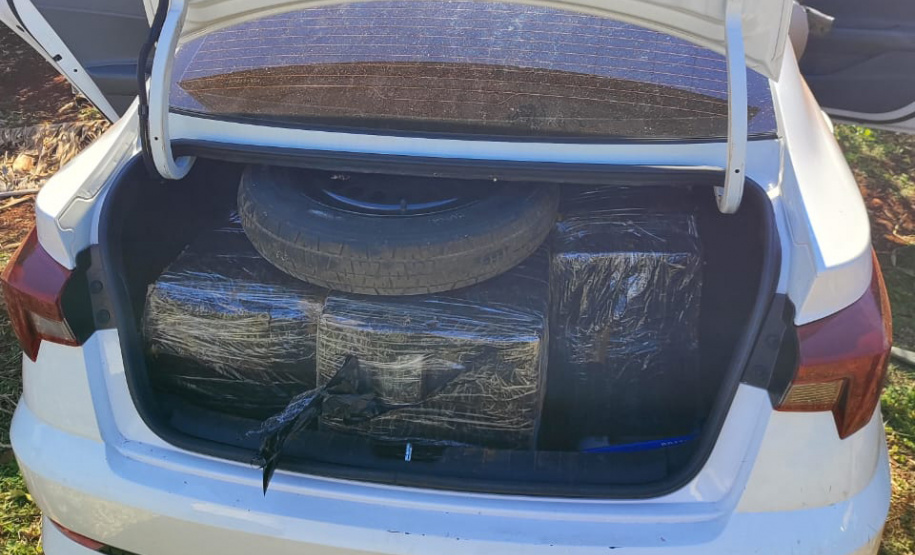 Ação integrada: PCPR, PMPR e PRF interceptam veículo com 468 quilos de maconha no Oeste