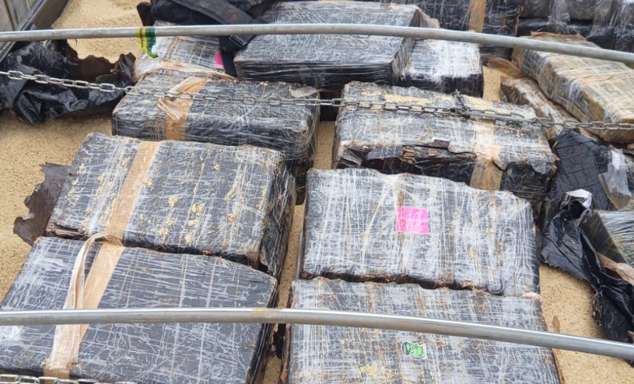 Com ajuda de cão, PMPR intercepta 1 tonelada de maconha em caminhão de arroz