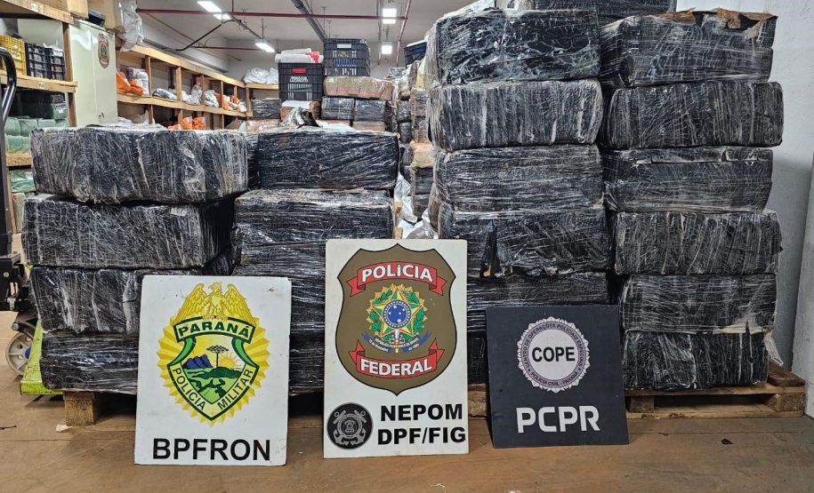 Forças de segurança apreendem 1,3 tonelada de maconha em lancha vinda do Paraguai