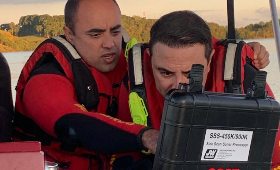 Sonar de alta tecnologia ajuda Corpo de Bombeiros do Paraná em buscas subaquáticas.