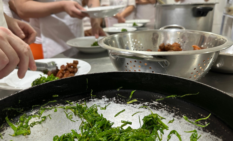 Custodiadas da Cadeia Pública Feminina de Londrina concluem curso de auxiliar de cozinha