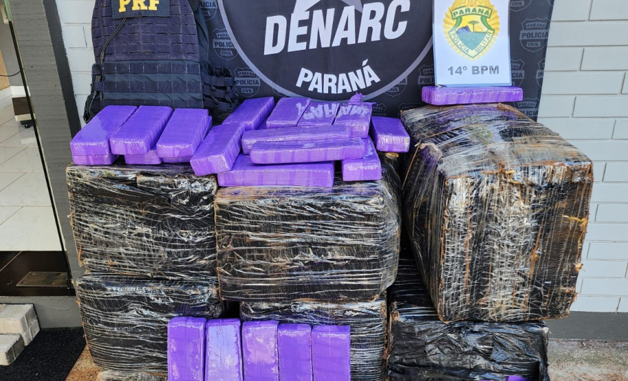 Ação integrada: PCPR, PMPR e PRF interceptam veículo com 468 quilos de maconha no Oeste