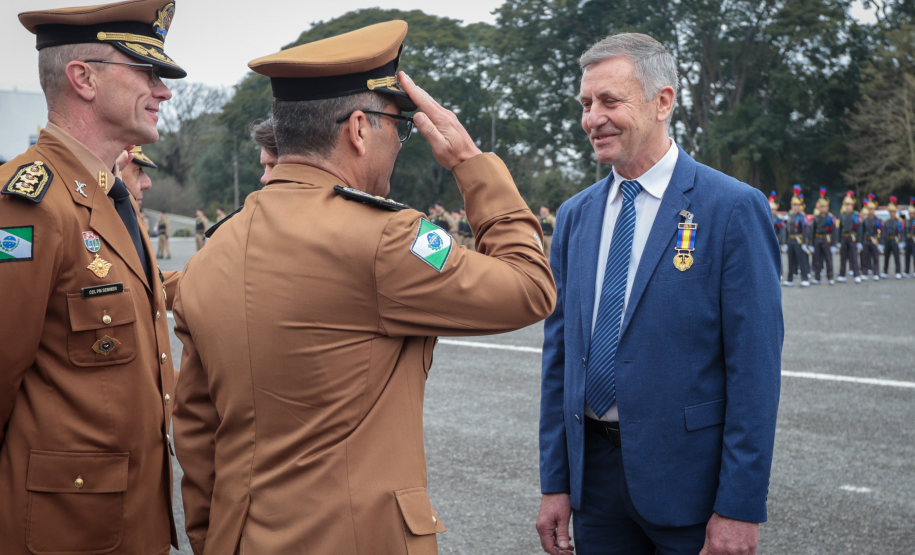 Autoridades do Estado recebem honrarias da Polícia Militar do Paraná