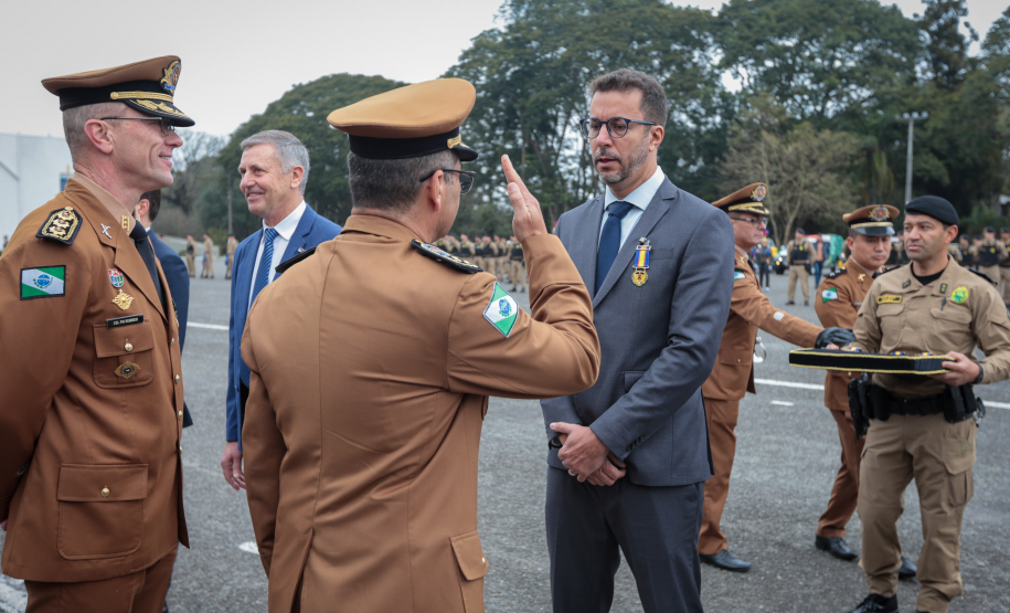 Autoridades do Estado recebem honrarias da Polícia Militar do Paraná
