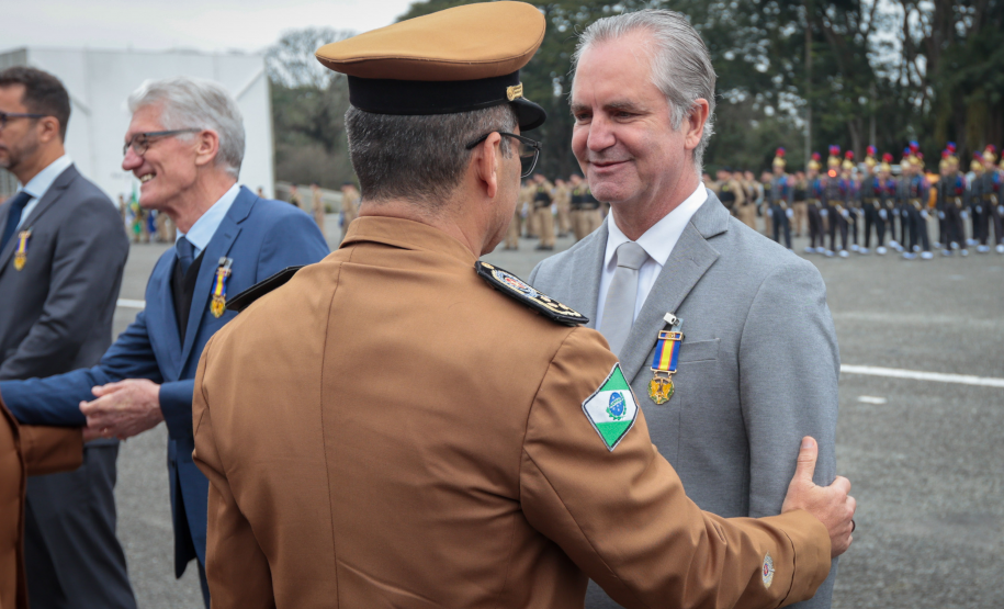 Autoridades do Estado recebem honrarias da Polícia Militar do Paraná
