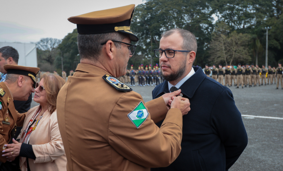 Autoridades do Estado recebem honrarias da Polícia Militar do Paraná