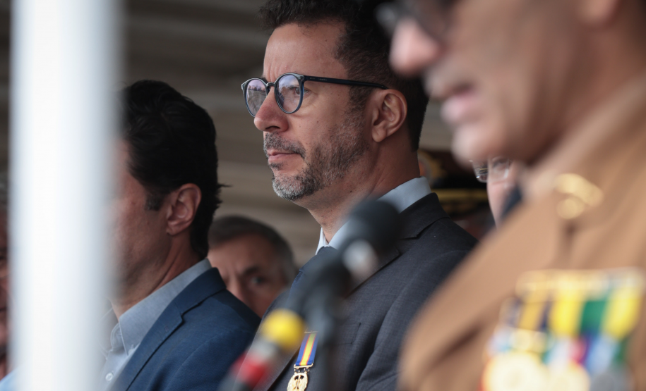 Autoridades do Estado recebem honrarias da Polícia Militar do Paraná