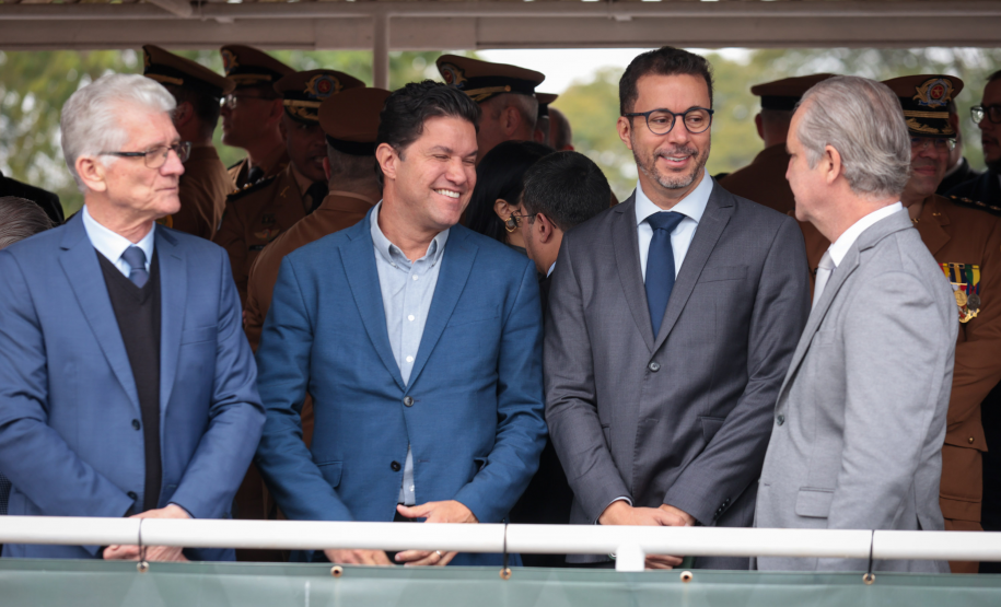 Autoridades do Estado recebem honrarias da Polícia Militar do Paraná