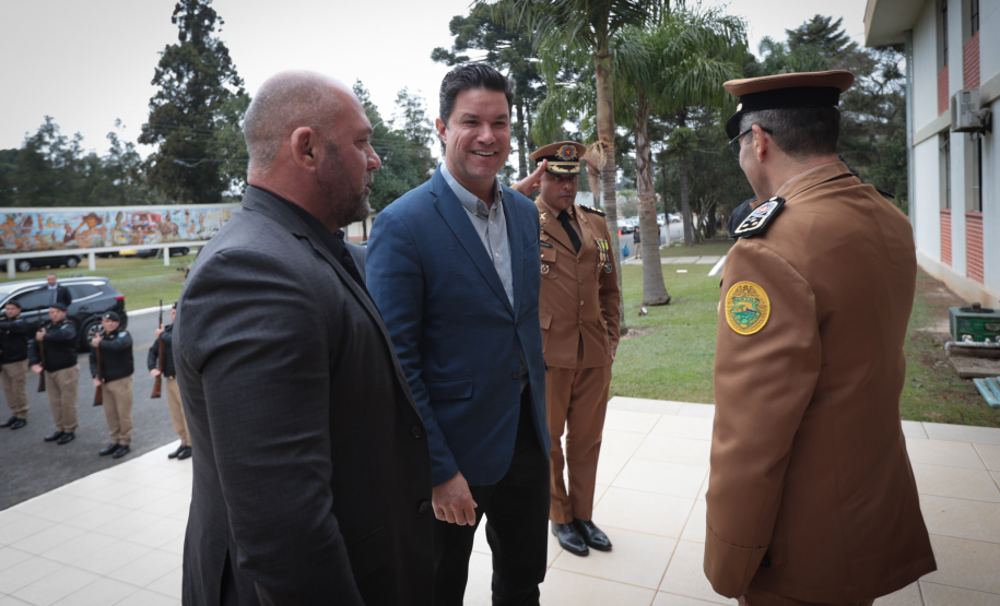 Autoridades do Estado recebem honrarias da Polícia Militar do Paraná