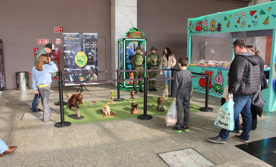 Exposição "Exemplos que Arrastam" da PMPR chega ao Shopping Estação