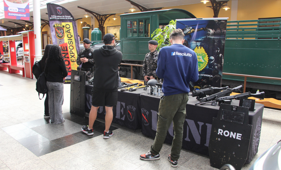 Exposição "Exemplos que Arrastam" da PMPR chega ao Shopping Estação