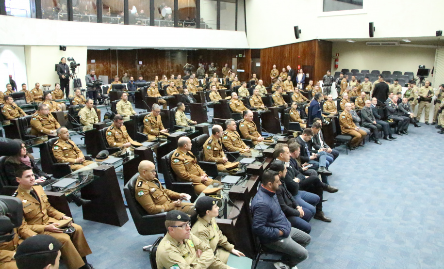 Sessão Solene na Assembleia Legislativa do Paraná celebra 171 anos da PMPR com homenagem a policiais militares