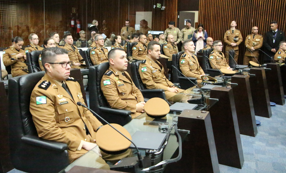 Sessão Solene na Assembleia Legislativa do Paraná celebra 171 anos da PMPR com homenagem a policiais militares