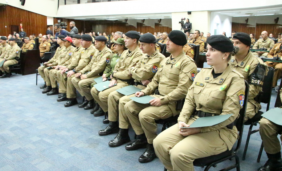 Sessão Solene na Assembleia Legislativa do Paraná celebra 171 anos da PMPR com homenagem a policiais militares