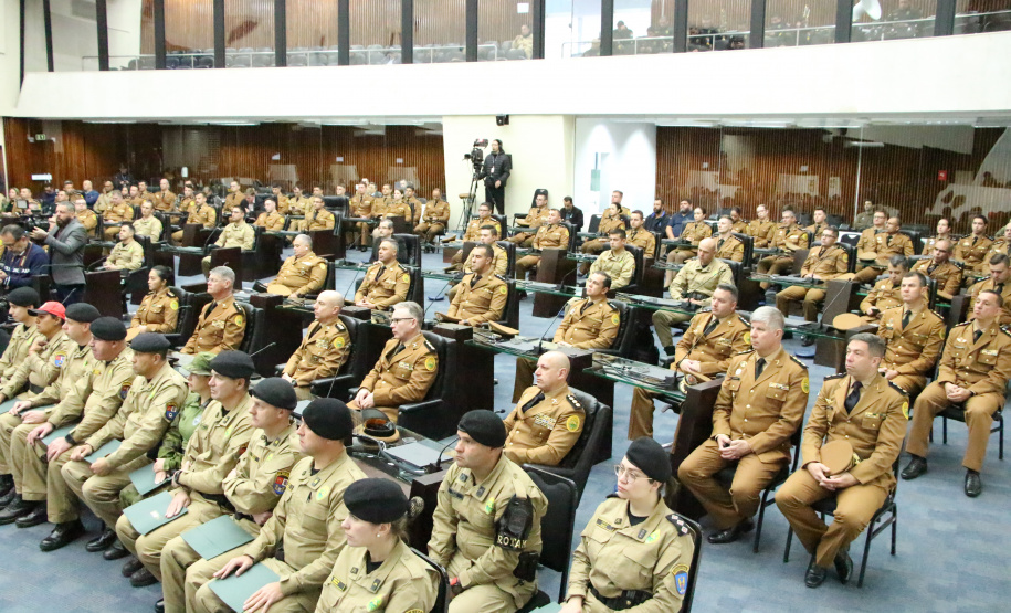 Sessão Solene na Assembleia Legislativa do Paraná celebra 171 anos da PMPR com homenagem a policiais militares