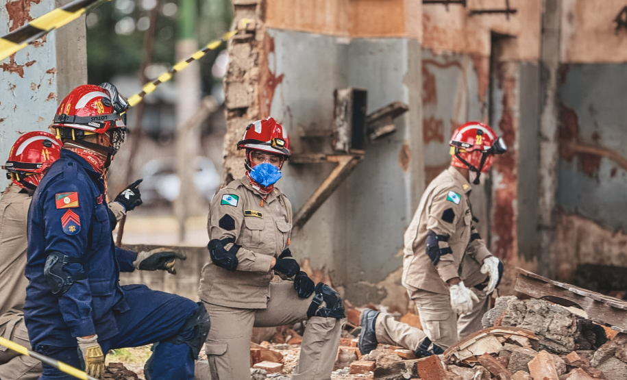 Padrão internacional: bombeiros concluem curso de protocolos da ONU para deslizamentos