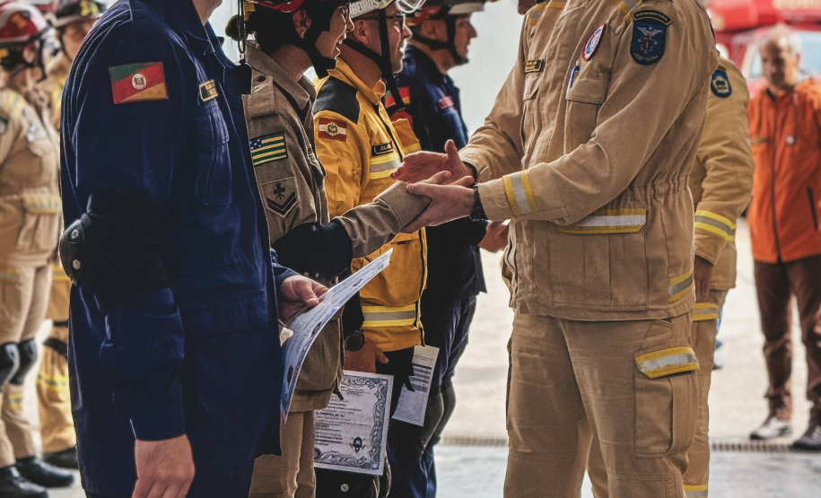 Padrão internacional: bombeiros concluem curso de protocolos da ONU para deslizamentos
