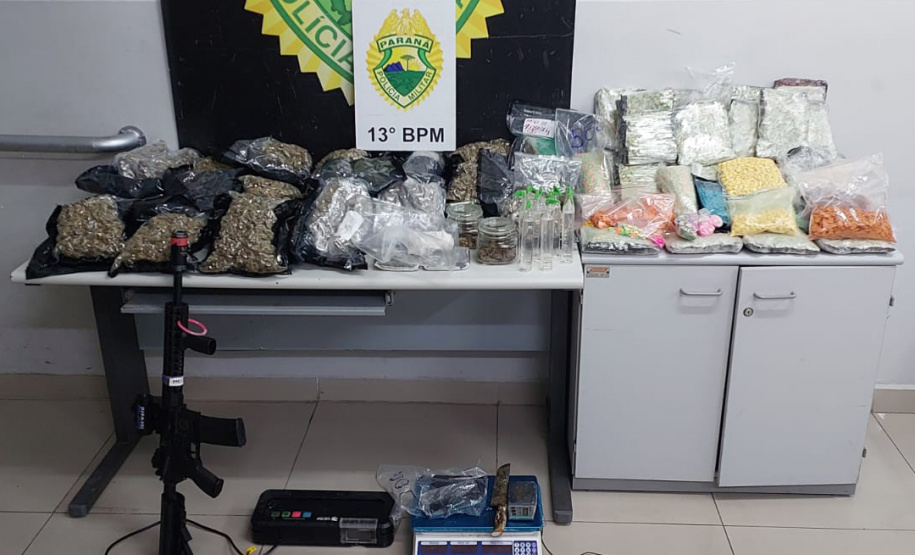 A ação foi realizada no bairro Pinheirinho após uma denúncia anônima que revelou um esquema de tráfico de drogas em uma residência na Rua Marques de Beccaria, utilizada como ponto de armazenamento. O suspeito confessou aos policiais que as drogas eram de sua propriedade.