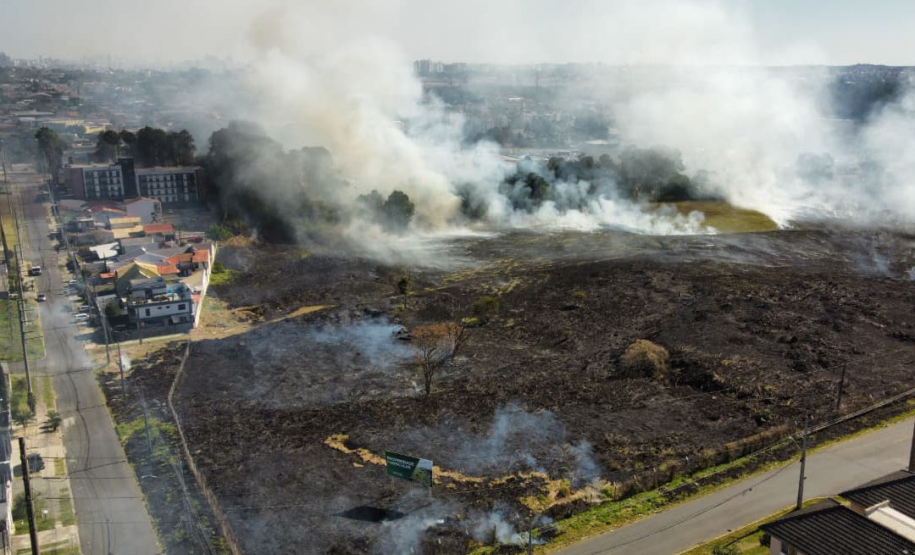 Atear fogo em lixo em terrenos baldios responde por mais de 30% dos incêndios no Paraná