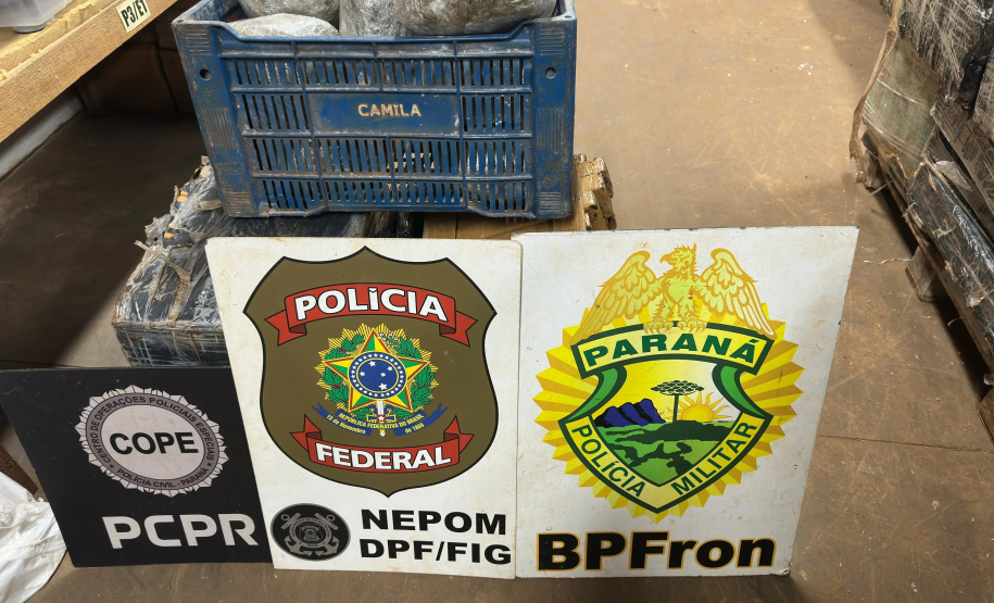 Durante patrulhamento em uma região conhecida pelo tráfico de drogas próxima a cidade de Foz do Iguaçu, equipes policiais avistaram uma movimentação suspeita. Após uma aproximação tática e buscas no local, foram encontrados os entorpecentes.