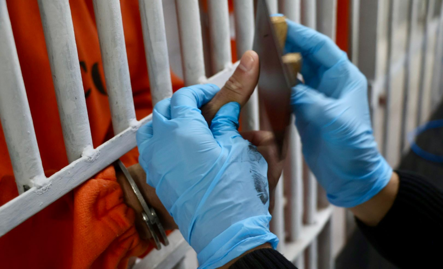 Mutirão coleta material genético de 394 presos na Casa de Custódia de Curitiba