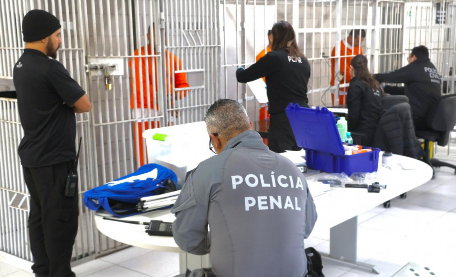 Mutirão coleta material genético de 394 presos na Casa de Custódia de Curitiba