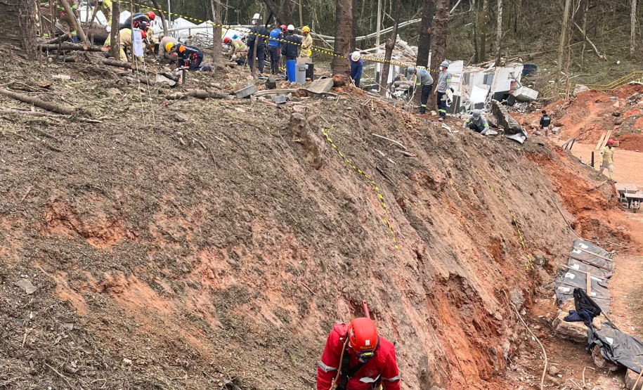 Explosão em Quatro Barras: após recolhimento de vestígios, trabalhos avançam para identificação das vítimas