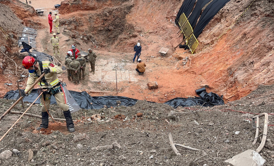Explosão em Quatro Barras: após recolhimento de vestígios, trabalhos avançam para identificação das vítimas