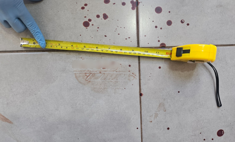 Polícia Científica identifica suspeito de homicídio pela pegada com sangue no chão