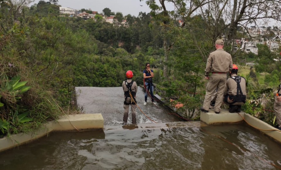 Bombeiros recebem curso de negociação em crises e preparo emocional para lidar com ocorrências de tentativa de suicídio