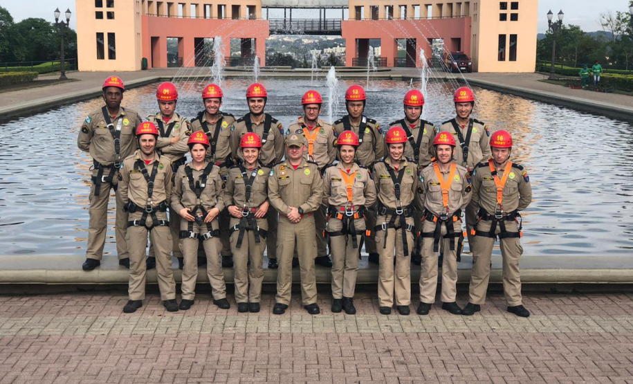 Bombeiros recebem curso de negociação em crises e preparo emocional para lidar com ocorrências de tentativa de suicídio