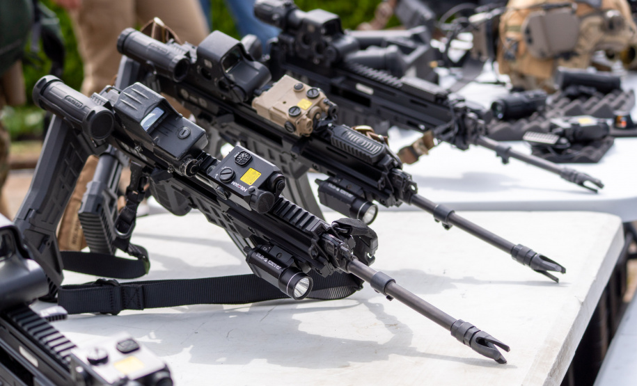 Policiais equipados: forças especiais de segurança do Paraná recebem 1,5 mil fuzis