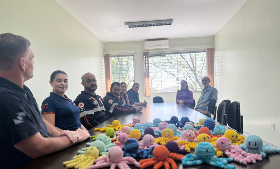 Pessoas privadas de liberdade fazem polvinhos de crochê para crianças atendidas pelo Samu