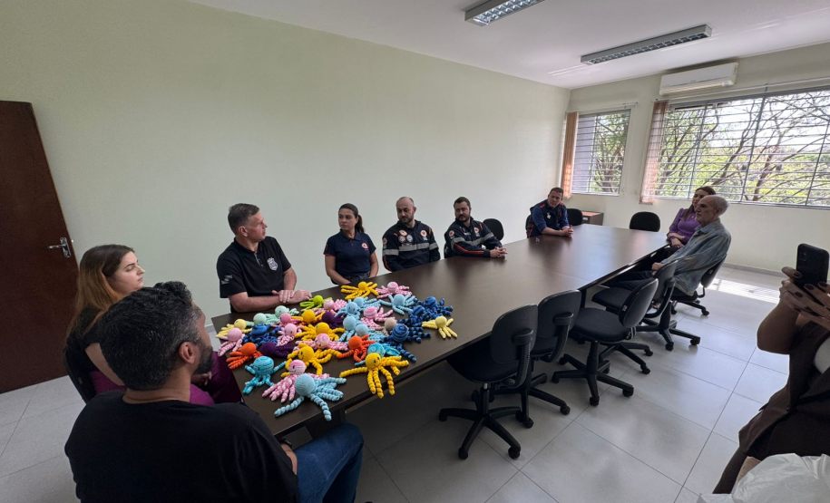 Pessoas privadas de liberdade fazem polvinhos de crochê para crianças atendidas pelo Samu