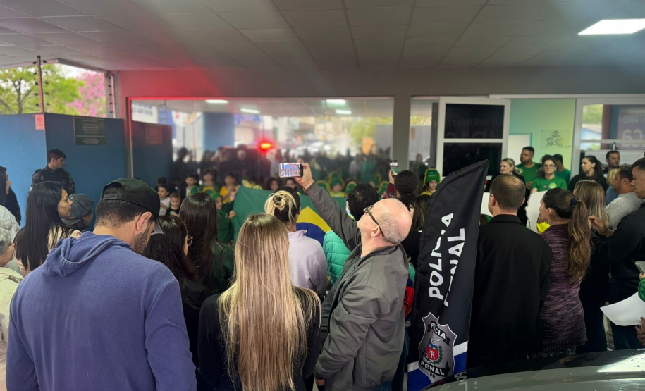 Polícia Penal do Paraná aproxima crianças da segurança pública ao participar de exposição escolar em Cascavel