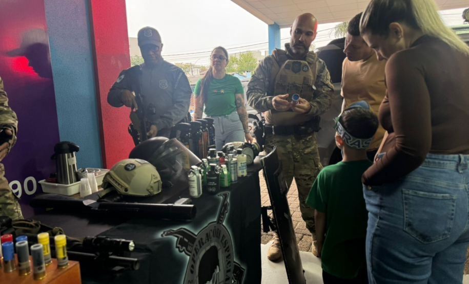 Polícia Penal do Paraná aproxima crianças da segurança pública ao participar de exposição escolar em Cascavel