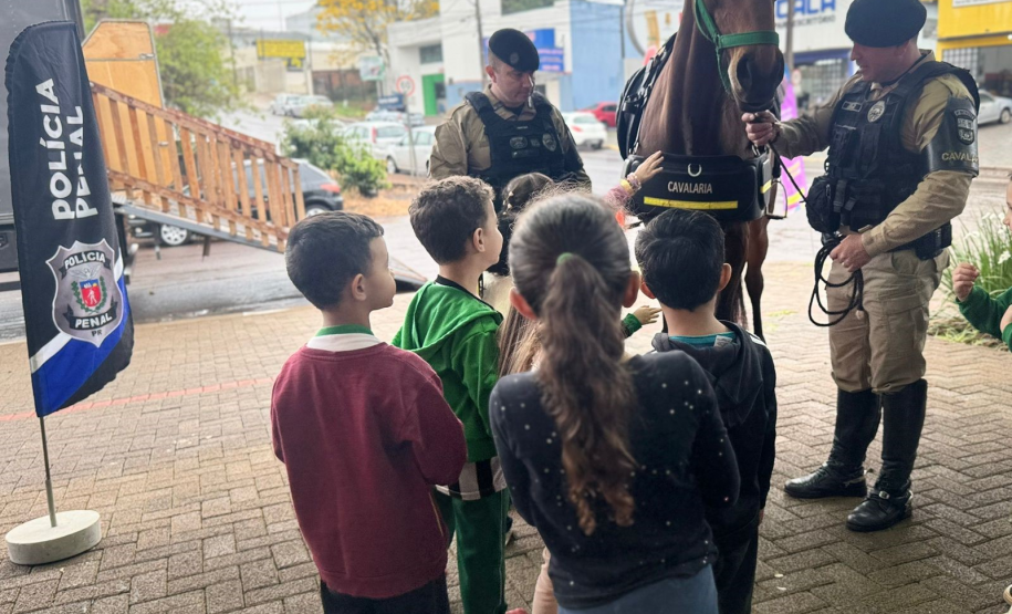 Polícia Penal do Paraná aproxima crianças da segurança pública ao participar de exposição escolar em Cascavel