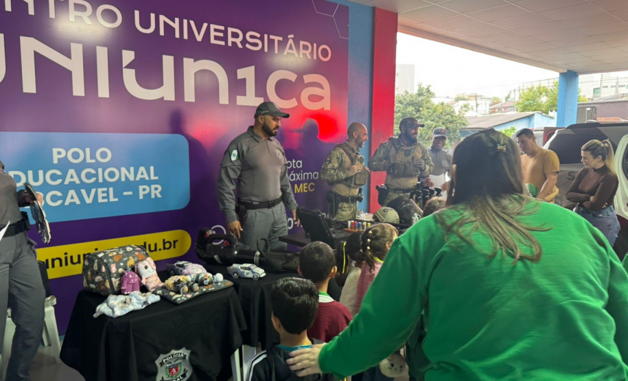 Polícia Penal do Paraná aproxima crianças da segurança pública ao participar de exposição escolar em Cascavel