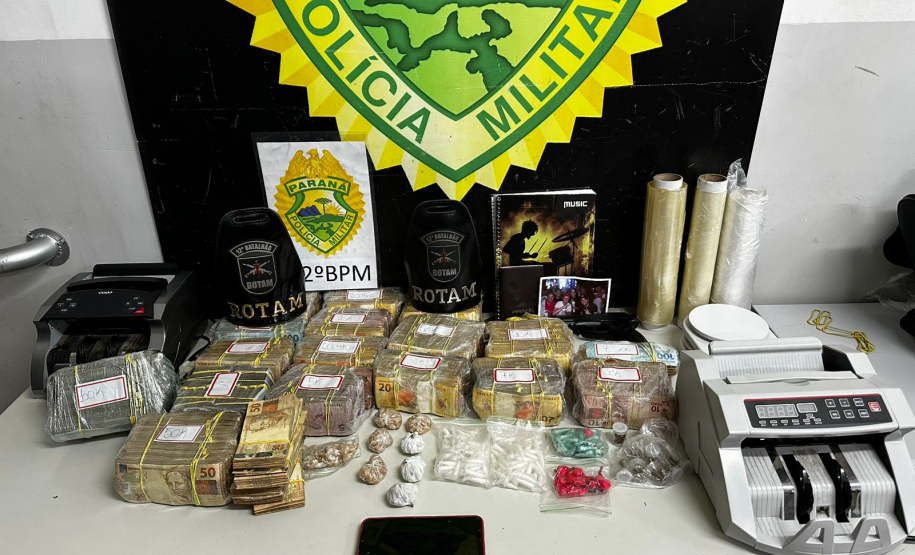 Na abordagem, os policiais encontraram R$ 494,6 mil reais em espécie, além de duas máquinas de contar cédulas. Também foram apreendidas porções de drogas cocaína, crack e maconha.