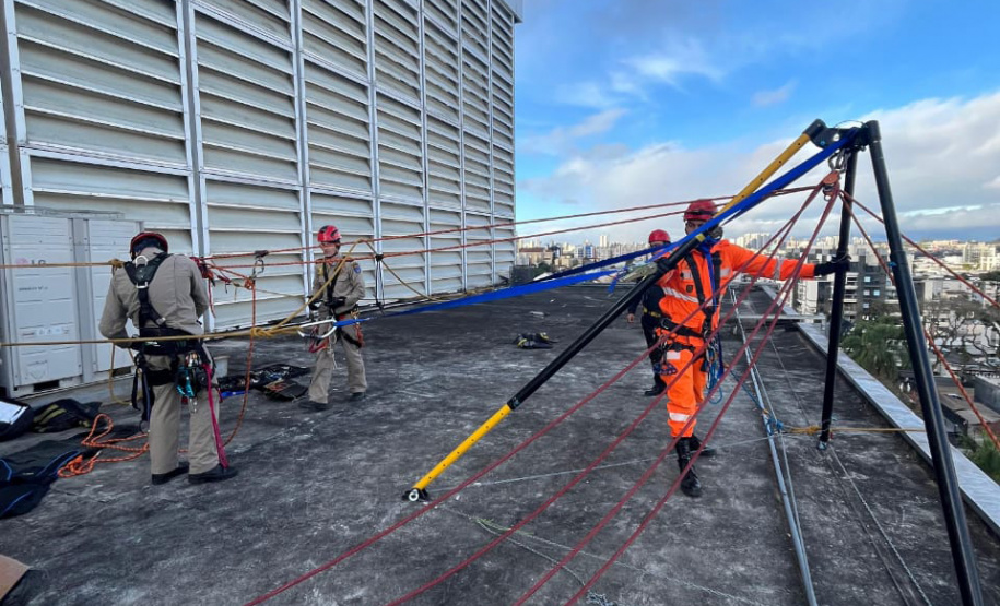 Corpo de Bombeiros forma 21 integrantes para atuar com resgate nas alturas