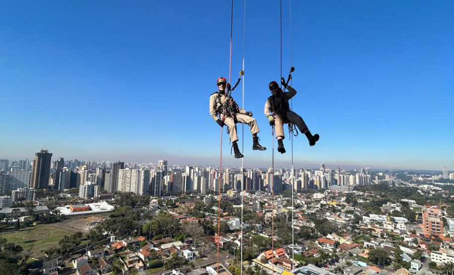 Corpo de Bombeiros forma 21 integrantes para atuar com resgate nas alturas