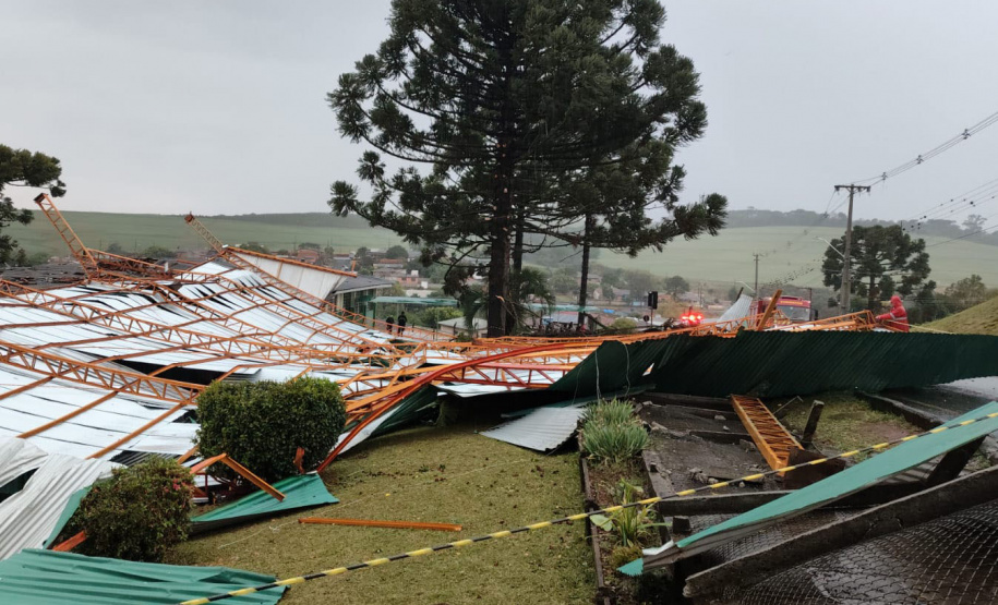 Corpo de Bombeiros do Paraná alerta sobre cuidados diante de fortes chuvas e ventos