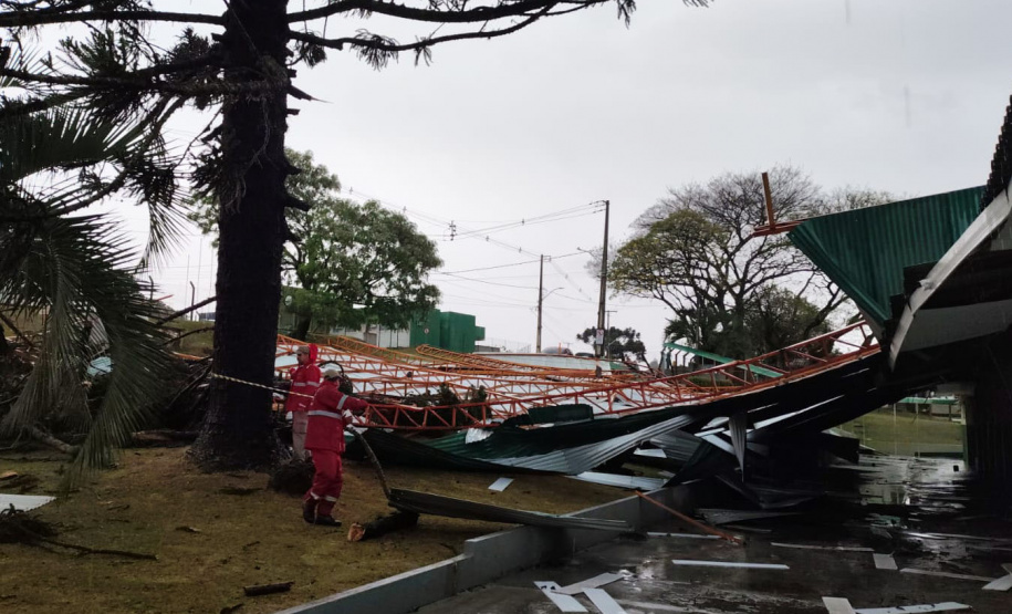 Corpo de Bombeiros do Paraná alerta sobre cuidados diante de fortes chuvas e ventos