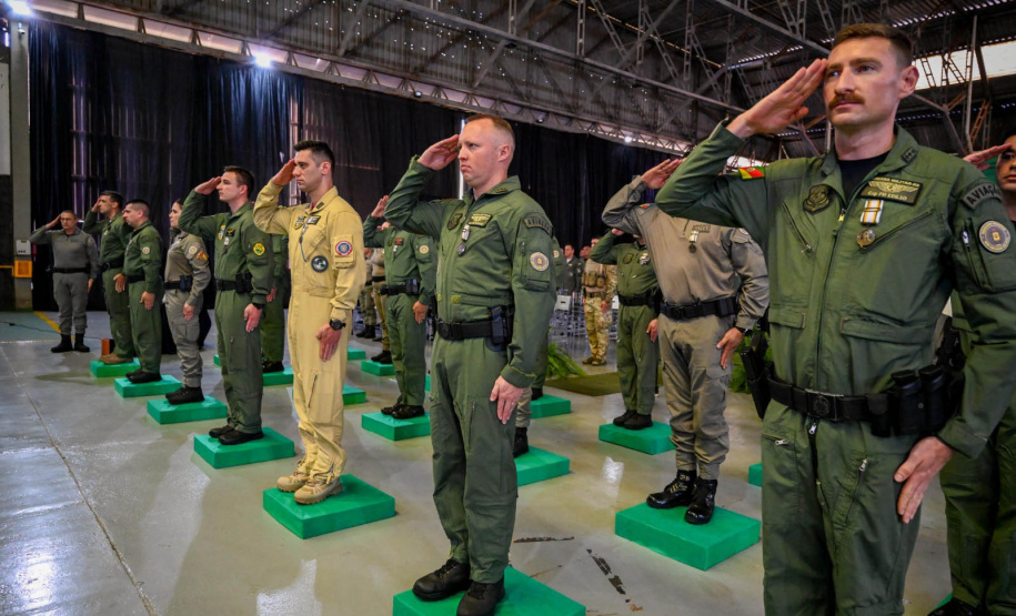Militares do Paraná recebem medalhas por salvamentos no Rio Grande do Sul em 2024