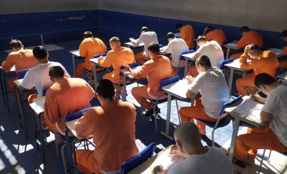 Custodiados do sistema prisional realizam provas do Encceja PPL em todo o Paraná