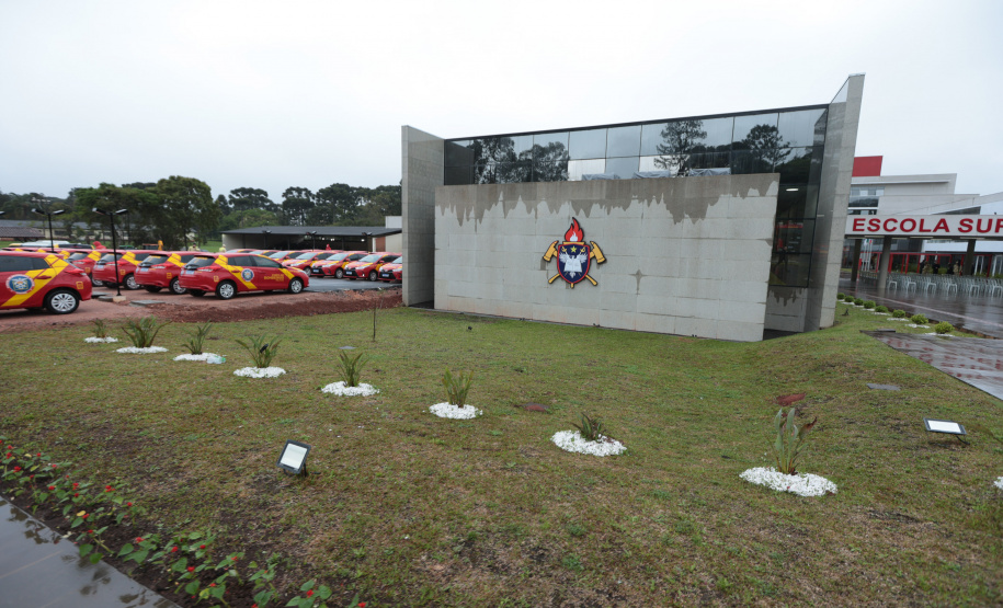 Governo do Paraná inaugura Escola Superior de Bombeiro Militar e entrega 64 novas viaturas na comemoração dos 113 anos da corporação