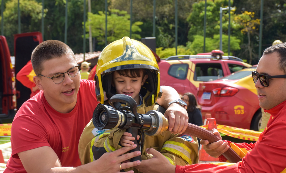 Bombeiros promovem evento para crianças em celebração aos 113 anos da corporação