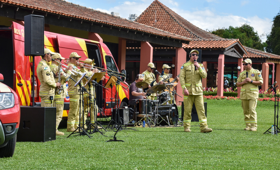 Bombeiros promovem evento para crianças em celebração aos 113 anos da corporação